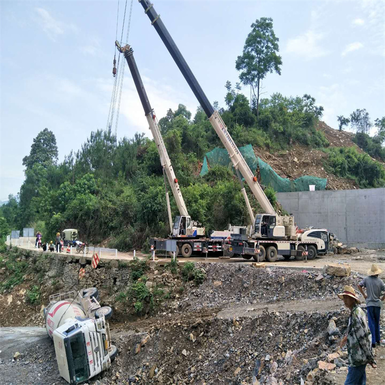 淮南谢家集汽车掉沟里叫吊车救援要多少钱